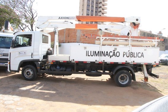 Caminhão de iluminação pública com cesto aéreo
