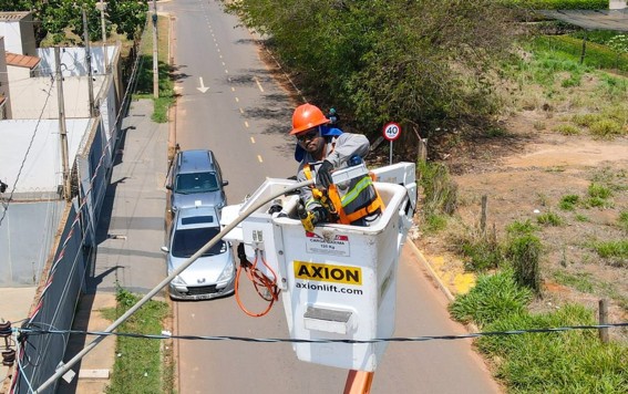 Técnico Brilha Três Lagoas trabalhando em luminária com cesto aéreo AXION