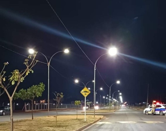 Avenida de Três Lagoas iluminada com luminárias LED à noite